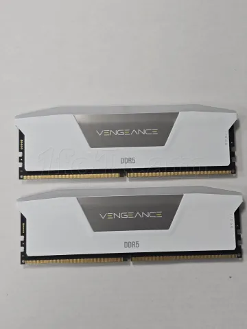 Photo de Kit Barrettes mémoire 32Go (2x16Go) DIMM DDR5 Corsair Vengeance RGB  6000MHz CL40 (Blanc) - SN 231900165485425/26 - ID 211272