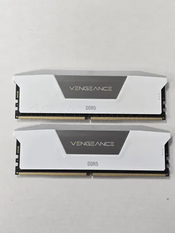 Photo de Kit Barrettes mémoire 32Go (2x16Go) DIMM DDR5 Corsair Vengeance RGB 6400MHz CL36 (Blanc) - SN A8MFT4371A0R8H - ID 211264