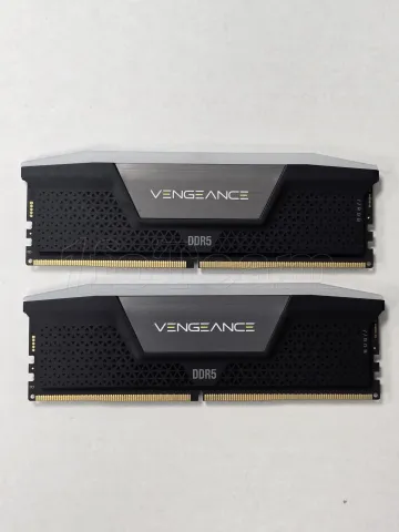 Photo de Kit Barrettes mémoire 32Go (2x16Go) DIMM DDR5 Corsair Vengeance RGB  7200MHz CL34 (Noir) - SN 233305752684776/77 - ID 211274