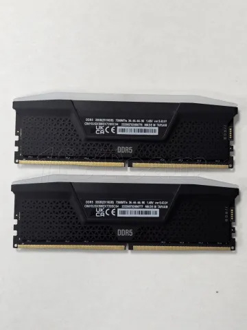 Photo de Kit Barrettes mémoire 32Go (2x16Go) DIMM DDR5 Corsair Vengeance RGB  7200MHz CL34 (Noir) - SN 233305752684776/77 - ID 211274